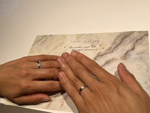 【ラザール ダイヤモンド(LAZARE DIAMOND)の口コミ】 内側がゴールド、外側がプラチナのコンビネーションリングです。
内側のゴ…