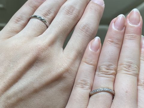 【ラザール ダイヤモンド(LAZARE DIAMOND)の口コミ】 どちらの指輪にも軽くウェーブがかっており、たくさんついているダイヤモ…