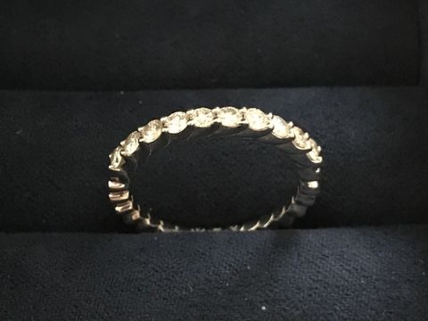 【STAR JEWELRY(スタージュエリー)の口コミ】 あまり普通の結婚指輪のデザインのものが好きでなく、エタニティタイプで…