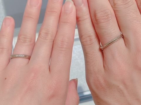 【4℃ BRIDAL(ヨンドシーブライダル)の口コミ】 上下のミル打ちが特徴で、指馴染みが良く見えました。中心のダイヤが細か…