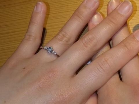 【TOMOE(トモエ)の口コミ】 中心の大きなダイヤの両側に、小さなダイヤが並んでいるデザインを探して…