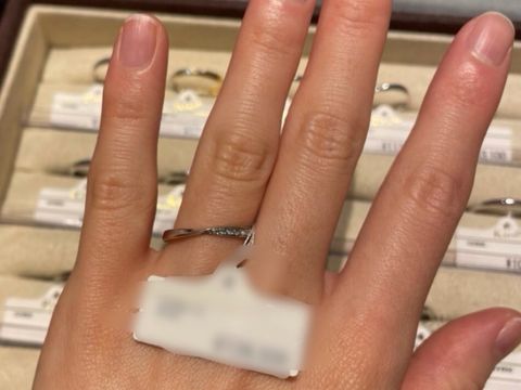 【ケイウノ ブライダル(K.UNO BRIDAL)の口コミ】 きゅっと真ん中がひねってあるようなデザインが特徴の指輪でした。ひねっ…
