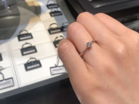 【ラザール ダイヤモンド(LAZARE DIAMOND)の口コミ】 細くて長い指に合う指輪を選定していただきました。ウェーブ上になってお…