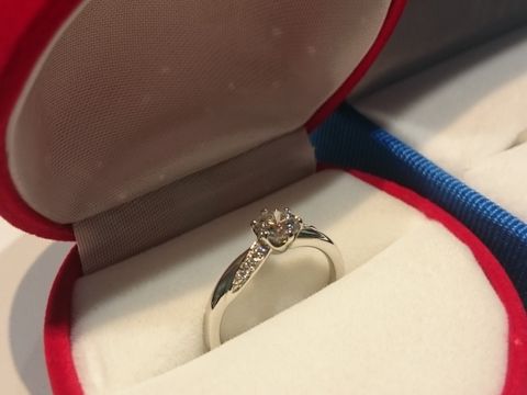 【GALA JEWELRY(ガラジュエリー)の口コミ】 センターダイヤの横でキラキラと輝くメレダイヤが非常に印象的で、しかし…