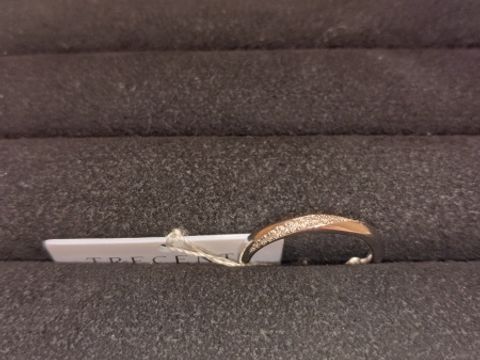 【TRECENTI(トレセンテ)の口コミ】 小さなダイヤモンドは、自分から見える表面に左～右（右～左）に、斜めに…