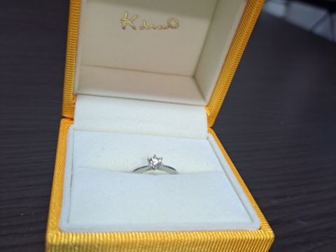 【ケイウノ ブライダル(K.UNO BRIDAL)の口コミ】 ダイヤモンドは0.2カラット程でお願いしました。
場所によって輝きが変わ…