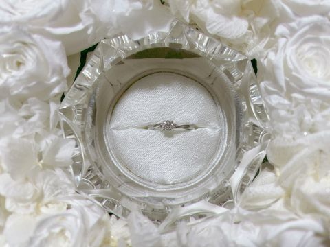 【ラザール ダイヤモンド【取扱店販売】の口コミ】 指輪のデザインですが、大きなダイヤモンドの両脇に小さなピンクダイヤモ…