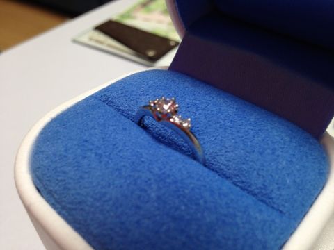 【銀座ダイヤモンドシライシの口コミ】 40歳になってからの婚約指輪だったので、とにかくシンプルでデザインがき…