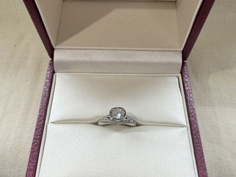 【ブルガリ(BVLGARI)の口コミ】 いかにも婚約指輪というようなシンプルなデザインではなく、デザイン性が…