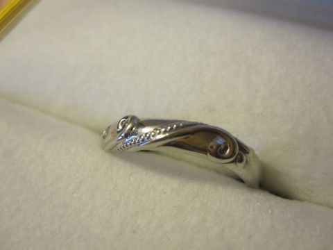 【ケイウノ ブライダル(K.UNO BRIDAL)の口コミ】 この写真ではわかりませんが、実は主人と私の指輪を重ねると一つのモチー…