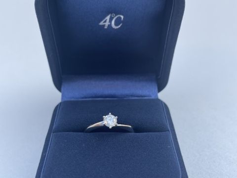 【4℃ BRIDAL(ヨンドシーブライダル)の口コミ】 素材はPt950
価格は30万円代です。
ダイヤモンドを包むようにツメがデザイ…