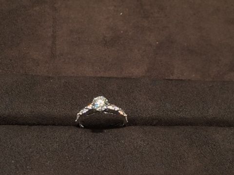 【グラフ(GRAFF)の口コミ】 指輪には昔からこだわりがあったので、婚約指輪ともなると一生気に入るも…