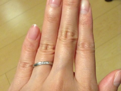 【ICHAROI(イサロイ)の口コミ】 婚約指輪をここで購入していて、それにあう結婚指輪を探していました。ブ…