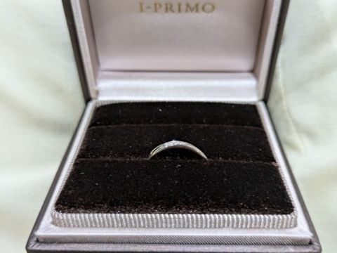 【アイプリモ(I-PRIMO)の口コミ】 軽やかなつけ心地を何より大変気に入っております。婚約指輪との重ね付け…