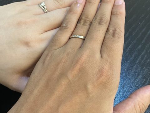 【&tique(アンティック)の口コミ】 とにかくシンプルで、リングは細身にしました。誕生石を入れることができ…