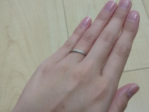 【ケイウノ ブライダル(K.UNO BRIDAL)の口コミ】 木目調とウェーブデザインを組み合わせ、木目の落ち着きとウェーブのエレ…