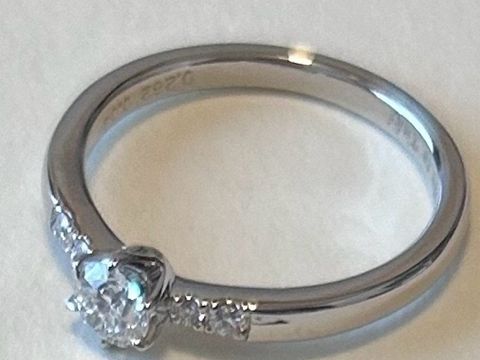 【アイプリモ(I-PRIMO)の口コミ】 中央ダイヤむかって、両サイドのダイヤが華やかさを引き立てます。普段の…