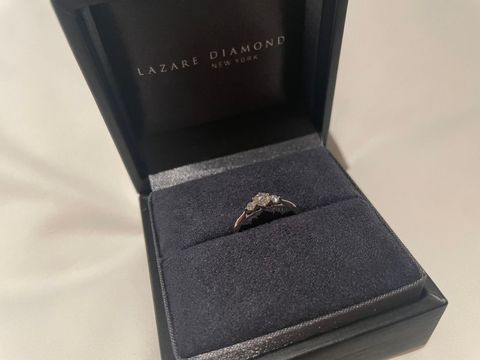 【ラザール ダイヤモンド(LAZARE DIAMOND)の口コミ】 上から見た時のダイヤの輝きがきれいに見える。横から見た時にもダイヤが…