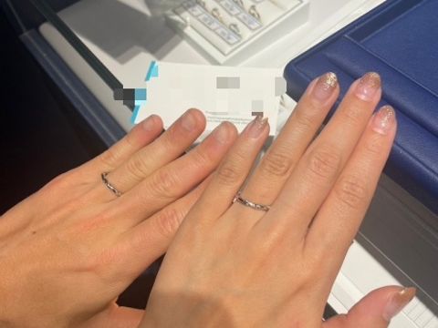 【銀座ダイヤモンドシライシの口コミ】 ウェーブ系のデザインを探していたが合致するものがあったため。
女性用指…