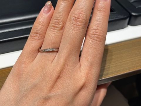 【ラザール ダイヤモンド(LAZARE DIAMOND)の口コミ】 比較的シンプルめなデザインだが一部ダイヤモンドが入っており、華やかさ…