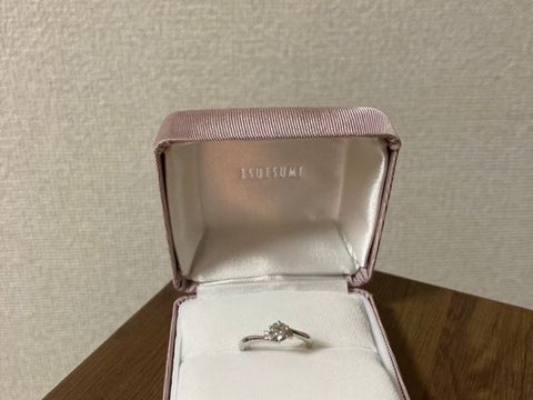 【ジュエリーツツミ(JEWELRY TSUTSUMI)の口コミ】 ウェーブデザインなので、柔らかい雰囲気で指も綺麗に見えます。
脇石も入…