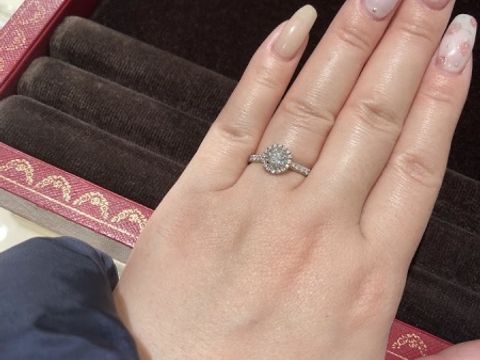 【カルティエ(Cartier)の口コミ】 かなりのボリュームのあるデザインでした。
中央の石も大きく、一周してい…