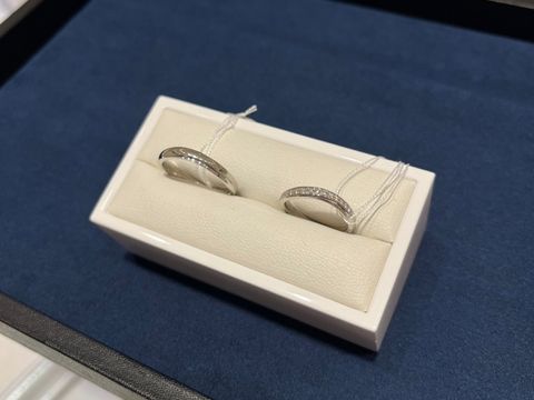 【4℃ BRIDAL(ヨンドシーブライダル)の口コミ】 指の形が綺麗に見えるウェーブが気に入った。シンプルでダイヤモンドが入…