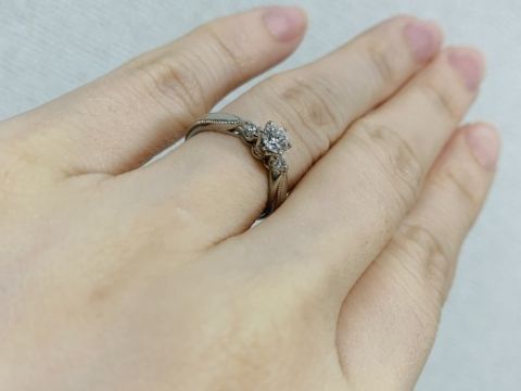 【エクセルコダイヤモンド(EXELCO DIAMOND)の口コミ】 最初婚約指輪は日常でも使用したいと思っていたので、アームの高さがない…