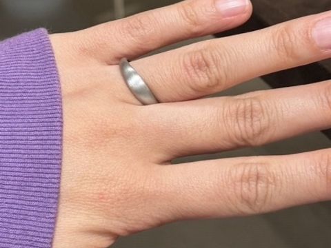 【1117(イチイチイチナナ)の口コミ】 ぷっくりした結婚指輪にはなかなか無い形と、艶消しのヘアライン加工がと…