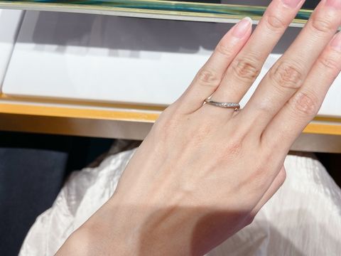 【エクセルコダイヤモンド(EXELCO DIAMOND)の口コミ】 全体にダイヤが入っているものではなく、中心にダイヤが散りばめられたデ…