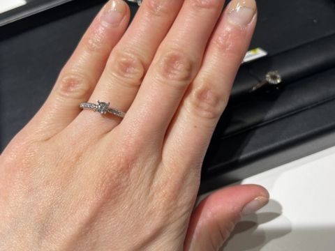 【ラザール ダイヤモンド(LAZARE DIAMOND)の口コミ】 シンプルで上品かつ派手過ぎない婚約指輪を探しておりました。ラサールさ…