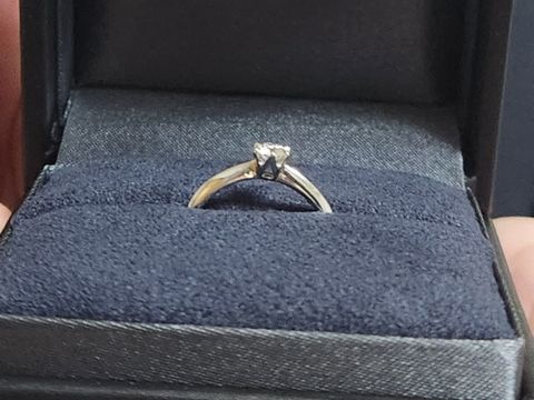 【ラザール ダイヤモンド(LAZARE DIAMOND)の口コミ】 派手すぎない方がよかったので色々と試着をさせていただきましたが、ダイ…