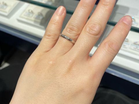 【銀座ダイヤモンドシライシの口コミ】 素材はプラチナでマット加工はなし、(旦那はマット加工あり)形は真っ直ぐ…