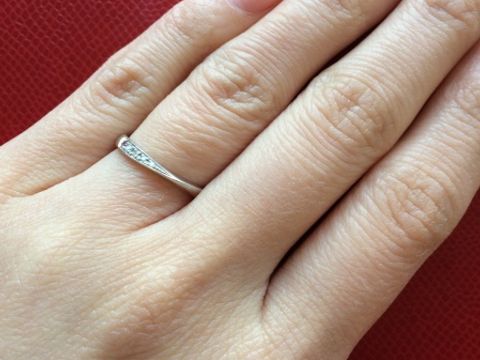 【銀座ダイヤモンドシライシの口コミ】 軽くて、他にないしっくり感があり、カーブが指のななめにもそって、キレ…