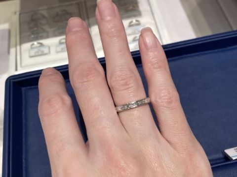 【銀座ダイヤモンドシライシの口コミ】 珍しいバケットカットのエタニティリング。
結婚指輪はハーフエタニティリ…