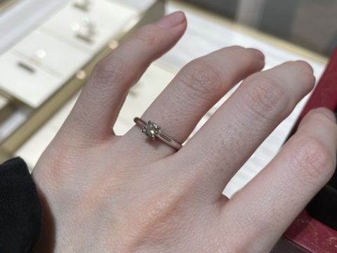【カルティエ(Cartier)の口コミ】 とにかく手が綺麗に見えるものを探しました。また、婚約指輪といえばカル…