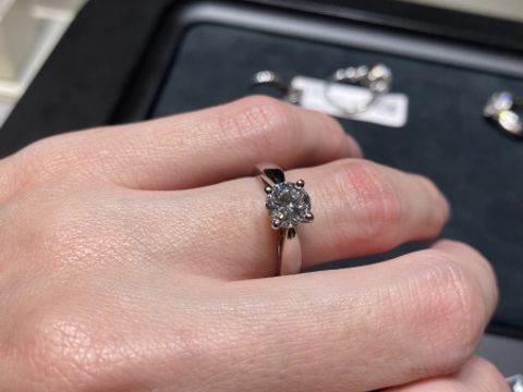 【ヴァン クリーフ＆アーペル(Van Cleef & Arpels)の口コミ】 ボヌールに出会うまで、ソリティアタイプに興味はなかったのが、ソリティ…