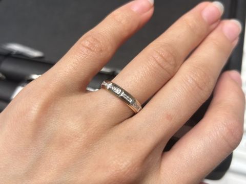 【エクセルコダイヤモンド(EXELCO DIAMOND)の口コミ】 幅が太めの指輪を探していて出会った一品でした！
とてもゴージャスでダイ…