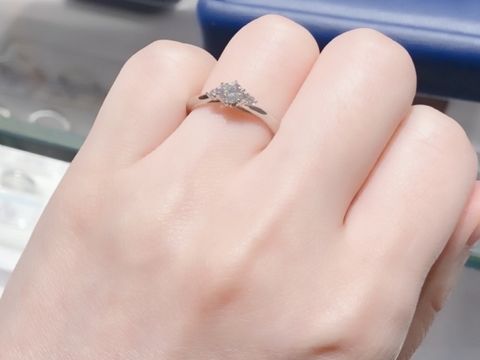 【銀座ダイヤモンドシライシの口コミ】 婚約指輪のデザインは、今まで色々な婚約指輪を見てきたが、1番自分の指に…