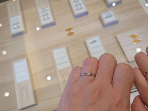 【AMATSU(アマツ)の口コミ】 形はストレートですが、指が綺麗に見えるデザインだと思います。ダイヤあ…