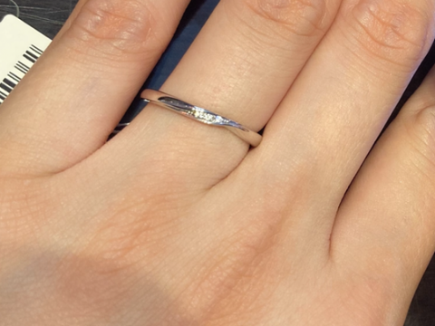 【ケイウノ ブライダル(K.UNO BRIDAL)の口コミ】 ザ・結婚指輪の色であるシルバーであること、自分の指・手の形に合う形状…