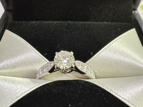 【エクセルコダイヤモンド(EXELCO DIAMOND)の口コミ】 指輪を決める上でもともと欲しいデザインが決まっていたので、立て爪の指…