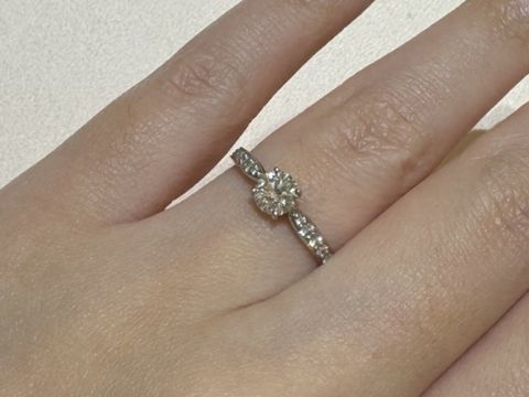 【ティファニー(Tiffany & Co.)の口コミ】 中央のダイヤモンドが大きく見える様なデザインで、少し絞りが効いている…