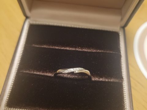 【アイプリモ(I-PRIMO)の口コミ】 自分は指の間の水掻きが長いタイプで、ストレートの指輪だと斜めになって…