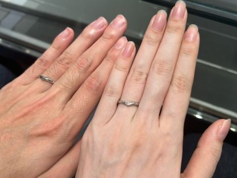 【アイプリモ(I-PRIMO)の口コミ】 指をより細く、長く見せてくれるようなV字のリングを探していました。太さ…