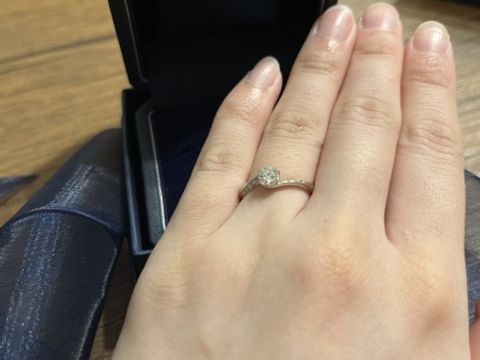 【銀座ダイヤモンドシライシの口コミ】 ウェーブ形状になっている為、指が細く見える効果があるそうです。それも…