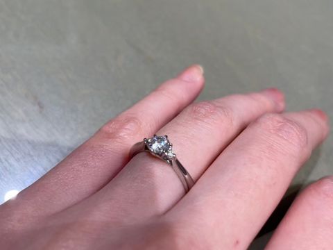 【アイプリモ(I-PRIMO)の口コミ】 何よりもダイヤの数が3つです！！！1つも、王道で可愛いですが、私は欲張…