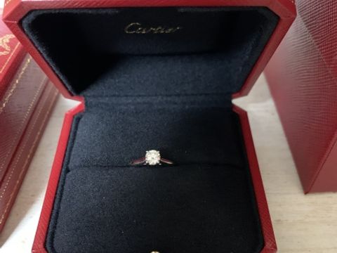 【カルティエ(Cartier)の口コミ】 0.37カラットのダイヤが付いたものを購入しました。
元々シンプルなデザイ…