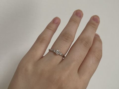 【JKPLANET(JKプラネット)の口コミ】 ダイヤが3つ並んでいるデザインで探していたのですが、真ん中のダイヤを目…