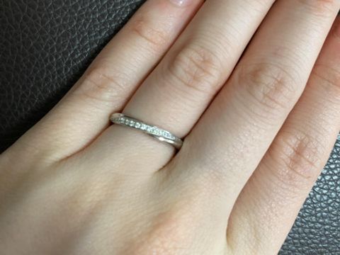 【エクセルコダイヤモンド(EXELCO DIAMOND)の口コミ】 セットリングで婚約指輪はシンプルな一石のデザインにし、普段使いの結婚…